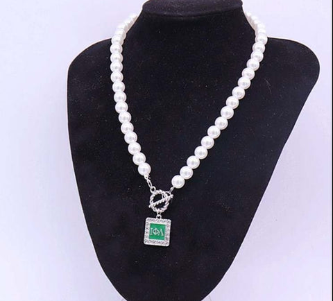 "Classy and square"  pearl toggle clasp necklace